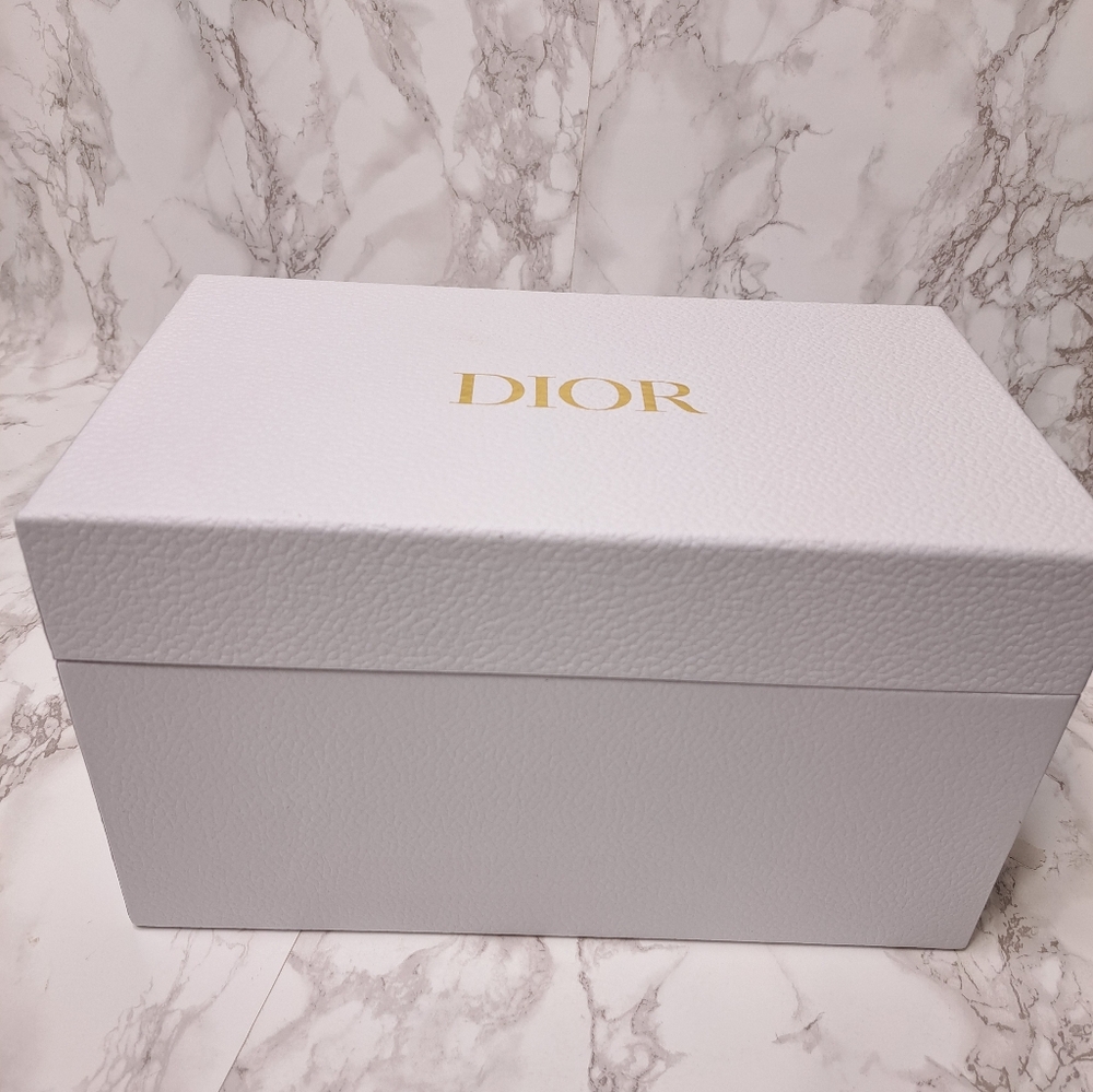 Dior White Vanity Case, Hand Towel, Headband And 15 ml Capture Totale Hyalushot - Picture 14 of 14